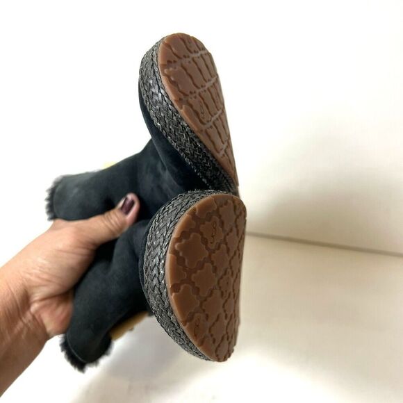 UGG Classic Ankle Bootie Women's 7 Black Leather Sheepskin Lining Pull On Casual - Picture 7 of 11